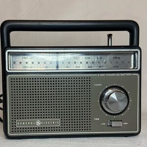 GE Vtg General Electric AM/FM  Portable Radio Model 7-2825G AC/Battery/Cord